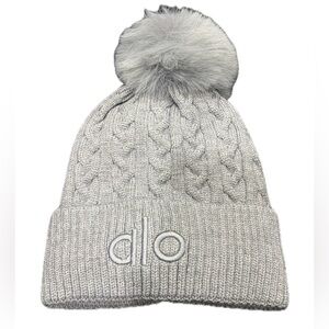 NWOT alo Yoga Gray Cable Knit Pom Pom Beanie Hat